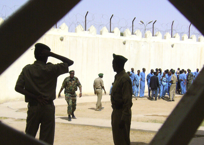 VARETEKT: Forholdene i pirat-fengslet i Hargeisa i Somaliland er langt tøffere og vanskeligere enn i et norsk fengsel. 55-åringen har sittet fengslet siden 5. april i år - anklaget for overlagt drap. Foto: Katharine Houreld / AP VARETEKT: Forholdene i pirat-fengslet i Hargeisa i Somaliland er langt tøffere og vanskeligere enn i et norsk fengsel. 55-åringen har sittet fengslet siden 5. april i år - anklaget for overlagt drap. Foto: Katharine Houreld / AP