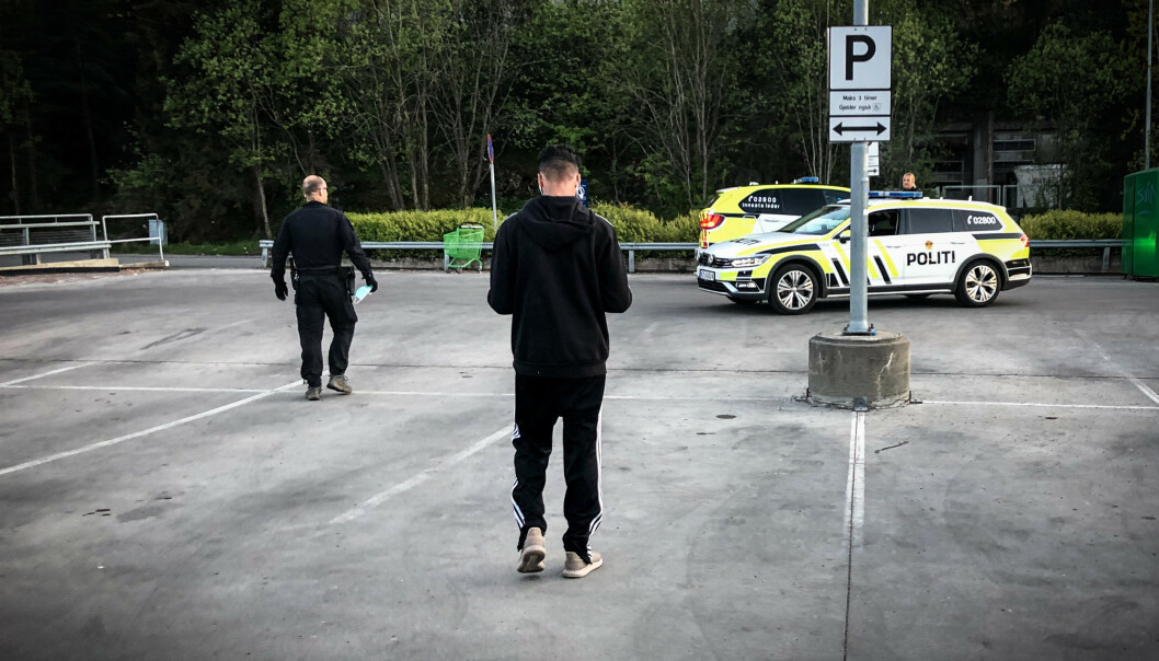 HENDELSE: Politiet sjekket flere ungdommer etter en slåsskamp på Mortensrud. Foto: Øistein Norum Monsen/Dagbladet HENDELSE: Politiet sjekket flere ungdommer etter en slåsskamp på Mortensrud. Foto: Øistein Norum Monsen/Dagbladet