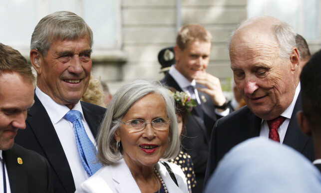 MED KONGEFAMILIEN: Magnar Alfred Fjledvær og Marit Tjessem sammen med kong Harald under kongeparets 25 årsjubileum som kongepar. Foto: NTB scanpix MED KONGEFAMILIEN: Magnar Alfred Fjledvær og Marit Tjessem sammen med kong Harald under kongeparets 25 årsjubileum som kongepar. Foto: NTB scanpix