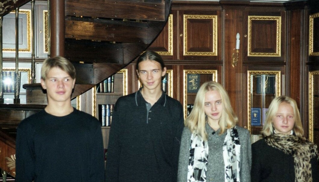 NYE BILDER: Den russiske oligarken Sergej Pugatsjov har delt nye bilder av Putins døtre. Her er de fotografert med Pugatsjovs sønner. Foto: Sergej Pugatsjov NYE BILDER: Den russiske oligarken Sergej Pugatsjov har delt nye bilder av Putins døtre. Her er de fotografert med Pugatsjovs sønner. Foto: Sergej Pugatsjov