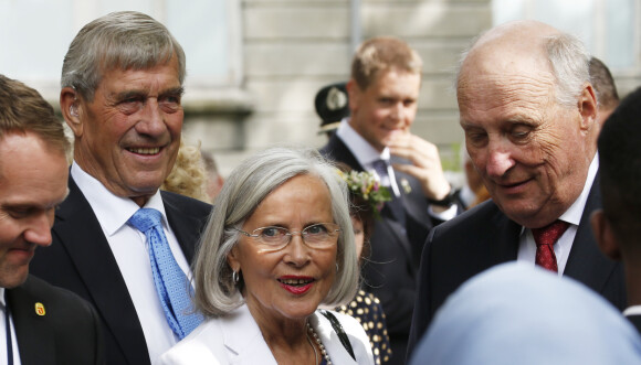 MED KONGEFAMILIEN: Magnar Alfred Fjledvær og Marit Tjessem sammen med kong Harald under kongeparets 25 årsjubileum som kongepar. Foto: NTB scanpix MED KONGEFAMILIEN: Magnar Alfred Fjledvær og Marit Tjessem sammen med kong Harald under kongeparets 25 årsjubileum som kongepar. Foto: NTB scanpix