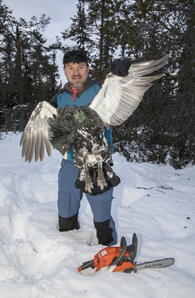GLAD I JAKT: Halvor Sveen har aldri lagt skjul på at han er glad i jakt, og er for felling av ulv. Her poserer han med en selvskutt fugl. Foto: Morten Eik GLAD I JAKT: Halvor Sveen har aldri lagt skjul på at han er glad i jakt, og er for felling av ulv. Her poserer han med en selvskutt fugl. Foto: Morten Eik