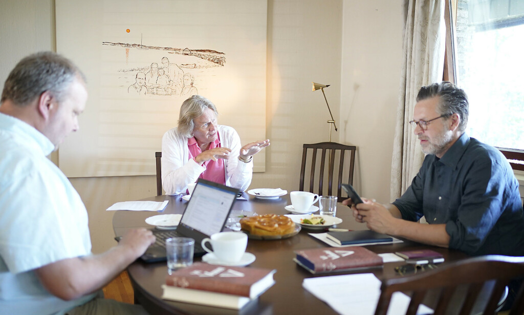 MØTE: Odd Petter Magnussen, Stig Jarle Hansen og Lars Boje Madsen er samlet til møte hjemme hos Magnussen for å diskutere fremdrift i saken der Martine Vik Magnussen ble drept i London .
Foto: Hans Arne Vedlog / Dagbladet MØTE: Odd Petter Magnussen, Stig Jarle Hansen og Lars Boje Madsen er samlet til møte hjemme hos Magnussen for å diskutere fremdrift i saken der Martine Vik Magnussen ble drept i London .
Foto: Hans Arne Vedlog / Dagbladet