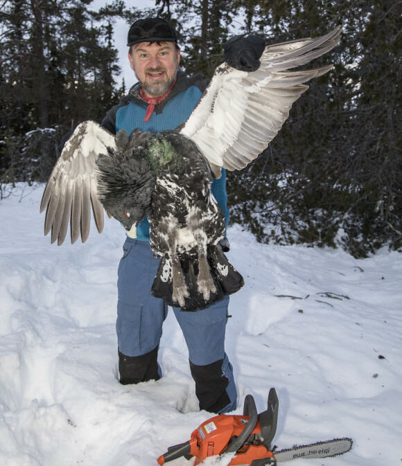 GLAD I JAKT: Halvor Sveen har aldri lagt skjul på at han er glad i jakt, og er for felling av ulv. Her poserer han med en selvskutt fugl. Foto: Morten Eik GLAD I JAKT: Halvor Sveen har aldri lagt skjul på at han er glad i jakt, og er for felling av ulv. Her poserer han med en selvskutt fugl. Foto: Morten Eik