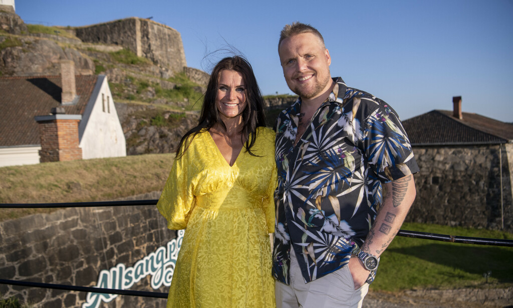 SLUTT PÅ FARTING: Stian Staysman Thorbjørnsen syntes Katrine Moholt burde han fast makker på Fredrikstens festning. Etter et par meldinger ble det ham. For å stå så tett som på dette bildet har TV2 søkt om tilatelse fra kommuneoverlegen. Foto: Lars Eivind Bones/Dagbladet. SLUTT PÅ FARTING: Stian Staysman Thorbjørnsen syntes Katrine Moholt burde han fast makker på Fredrikstens festning. Etter et par meldinger ble det ham. For å stå så tett som på dette bildet har TV2 søkt om tilatelse fra kommuneoverlegen. Foto: Lars Eivind Bones/Dagbladet.