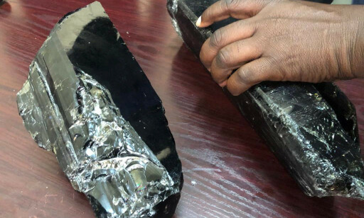 GIGANTISKE: De to tanzanitt-edelstenene er de største som noen gang er funnet, ifølge minedepartementet. Foto: Tanzania Minerals Ministry / Reuters GIGANTISKE: De to tanzanitt-edelstenene er de største som noen gang er funnet, ifølge minedepartementet. Foto: Tanzania Minerals Ministry / Reuters