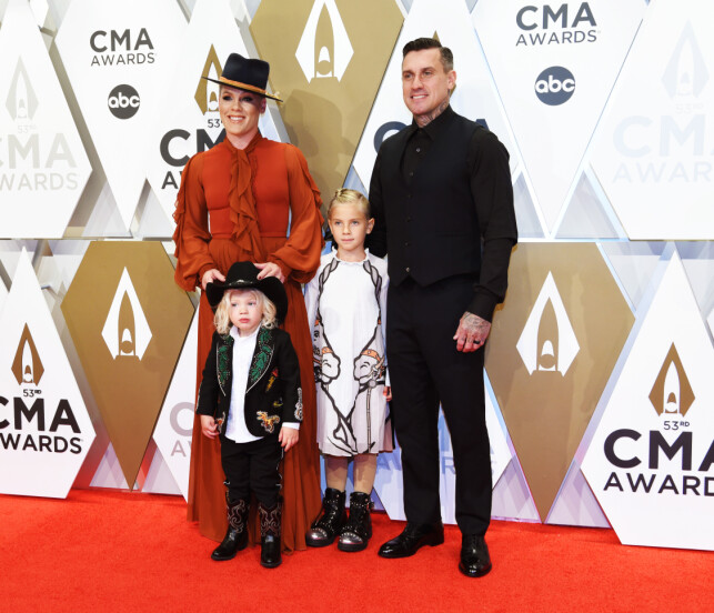 SAMLET: Pink og Carey Hart har dattera Willow og sønen Jameson Moon sammen. Her er de alle avbildet i fjor. Foto: NTB Scanpix SAMLET: Pink og Carey Hart har dattera Willow og sønen Jameson Moon sammen. Her er de alle avbildet i fjor. Foto: NTB Scanpix