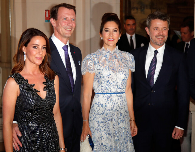 FÅR BEHOLDE APANASJEN: I dag ble det besluttet at prins Joachim får beholde sin årlige apanasje på godt over tre millioner danske kroner. Her er han avbildet med kronprins Frederik, kronprinsesse Mary og kona prinsesse Marie. Foto: NTB Scanpix FÅR BEHOLDE APANASJEN: I dag ble det besluttet at prins Joachim får beholde sin årlige apanasje på godt over tre millioner danske kroner. Her er han avbildet med kronprins Frederik, kronprinsesse Mary og kona prinsesse Marie. Foto: NTB Scanpix