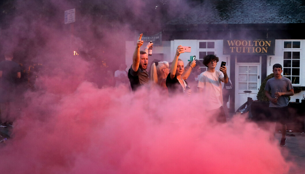 FEIRER: Liverpool- supportere feirer etter gullet var sikret. Foto: NTB Scanpix FEIRER: Liverpool- supportere feirer etter gullet var sikret. Foto: NTB Scanpix