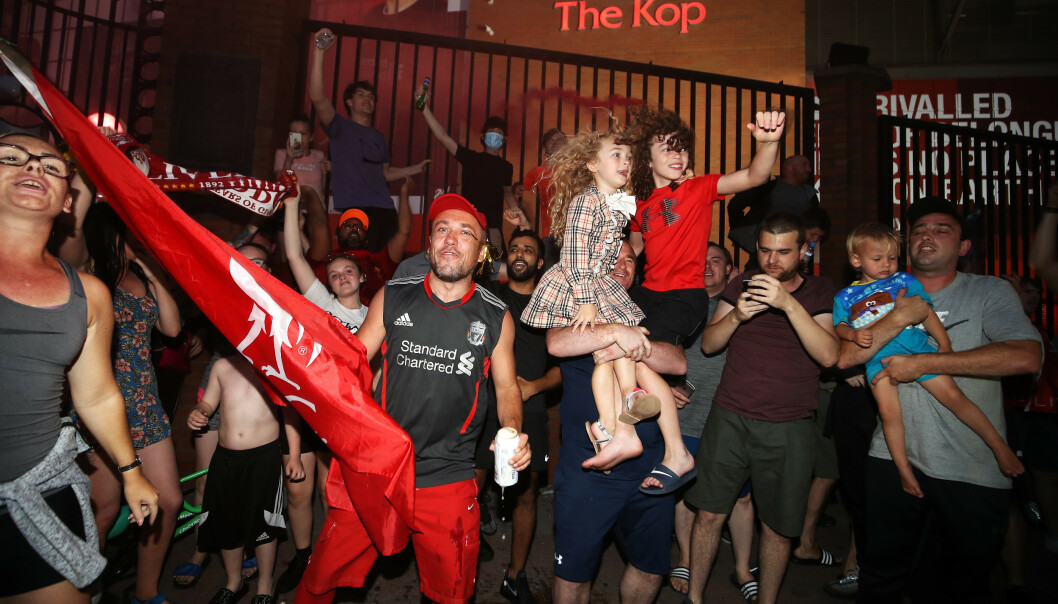 FEIRER: Liverpool- supportere feirer etter gullet var sikret. Foto: NTB Scanpix FEIRER: Liverpool- supportere feirer etter gullet var sikret. Foto: NTB Scanpix