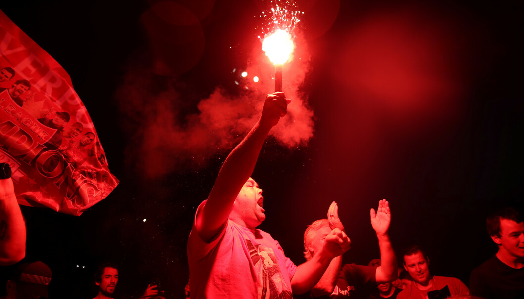 FEIRER: Liverpool- supportere feirer etter gullet var sikret. Foto: NTB Scanpix FEIRER: Liverpool- supportere feirer etter gullet var sikret. Foto: NTB Scanpix