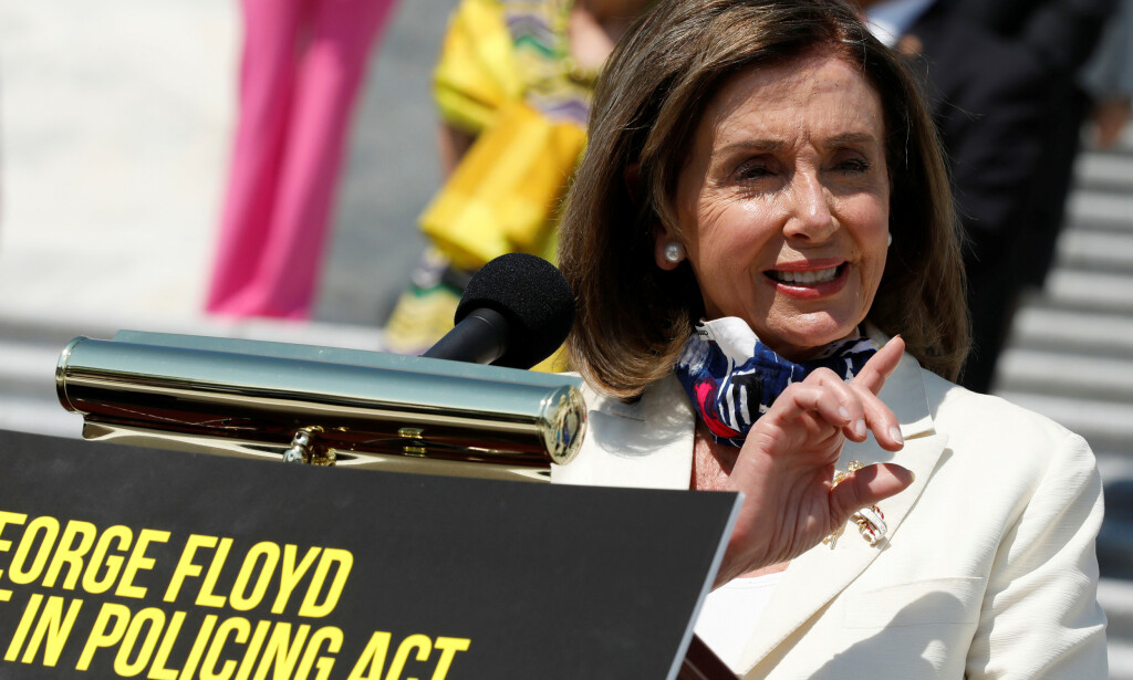 SPEAKER: Nancy Pelosi snakker med pressen i forkant av avstemningen i Huset. REUTERS/Yuri Gripas SPEAKER: Nancy Pelosi snakker med pressen i forkant av avstemningen i Huset. REUTERS/Yuri Gripas
