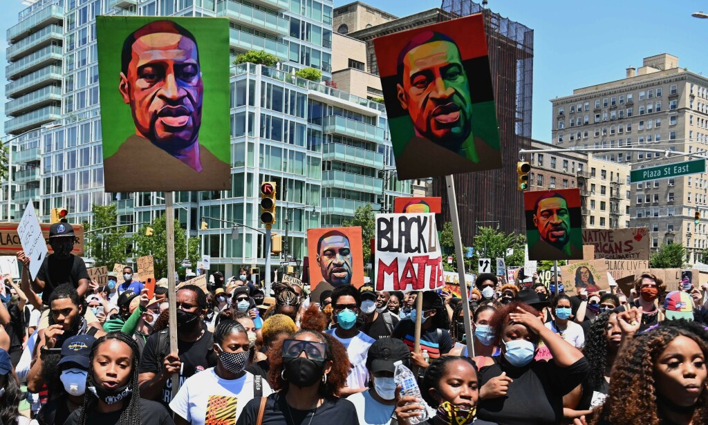 FLOYD: Demonstranter holder opp bilder av George Floyd under en demonstrasjon i New York City 19. juni. Foto: AFP FLOYD: Demonstranter holder opp bilder av George Floyd under en demonstrasjon i New York City 19. juni. Foto: AFP