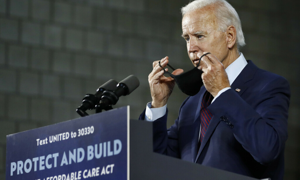 Joe Biden tar på seg munnbind igjen etter å ha holdt en tale på et møte i Lancaster i Pennsylvania torsdag. Foto: Matt Slocum / AP / NTB scanpix Joe Biden tar på seg munnbind igjen etter å ha holdt en tale på et møte i Lancaster i Pennsylvania torsdag. Foto: Matt Slocum / AP / NTB scanpix
