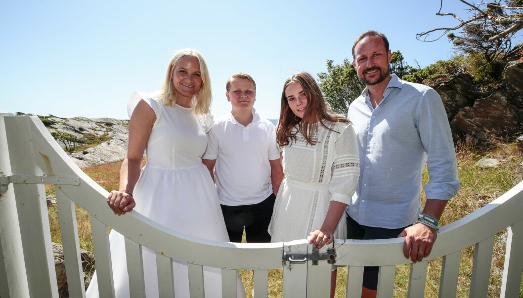 FERIEPARADIS: Her er kronprinsesse Mette-Marit, kronprins Haakon og deres to barn, prinsesse Ingrid Alexandra og prins Sverre Magnus avbildet i fjor på landstedet på Dvergsøya. Foto: Lise Åserud / NTB scanpix FERIEPARADIS: Her er kronprinsesse Mette-Marit, kronprins Haakon og deres to barn, prinsesse Ingrid Alexandra og prins Sverre Magnus avbildet i fjor på landstedet på Dvergsøya. Foto: Lise Åserud / NTB scanpix
