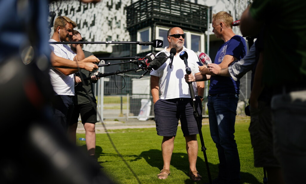 23 MÅNEDER INN I KRISA: Rosenborgs styreleder Ivar Koteng snakker med media etter Eirik Hornelands avskjed på Lerkendal. Den pågående krisa er ikke av nyere dato. Den har vart i snart to år og eies av Koteng. Foto: Ole Martin Wold / NTB scanpix 23 MÅNEDER INN I KRISA: Rosenborgs styreleder Ivar Koteng snakker med media etter Eirik Hornelands avskjed på Lerkendal. Den pågående krisa er ikke av nyere dato. Den har vart i snart to år og eies av Koteng. Foto: Ole Martin Wold / NTB scanpix
