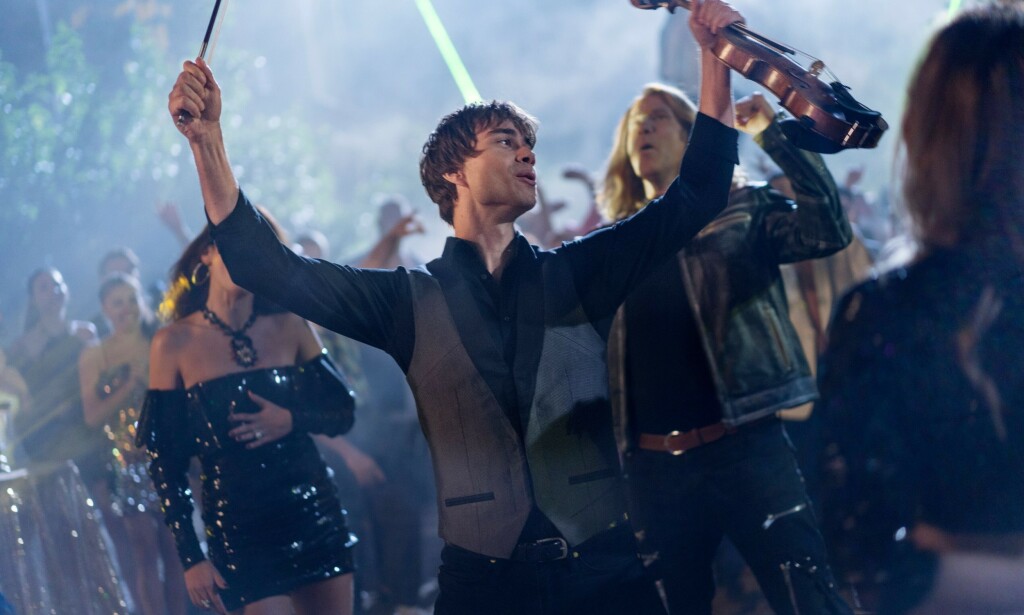 RYBAK: Alexander Rybak is seen in the role of himself in the movie "Eurovision Song Contest: The Story of Fire Saga". Photo: CLAIRE FOLGER / NETFLIX.