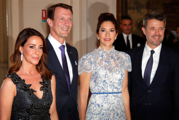 FÅR BEHOLDE APANASJEN: I dag ble det besluttet at prins Joachim får beholde sin årlige apanasje på godt over tre millioner danske kroner. Her er han avbildet med kronprins Frederik, kronprinsesse Mary og kona prinsesse Marie. Foto: NTB Scanpix FÅR BEHOLDE APANASJEN: I dag ble det besluttet at prins Joachim får beholde sin årlige apanasje på godt over tre millioner danske kroner. Her er han avbildet med kronprins Frederik, kronprinsesse Mary og kona prinsesse Marie. Foto: NTB Scanpix
