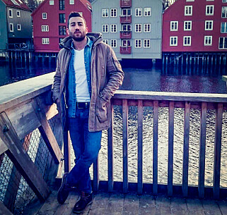 LIVREDDER: Bartender Yusuf Demir (27) reddet livet til en tiåring som hadde falt i vannet. LIVREDDER: Bartender Yusuf Demir (27) reddet livet til en tiåring som hadde falt i vannet.