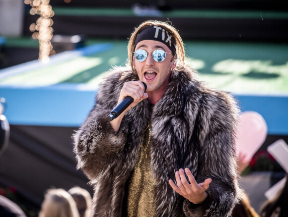 TIDENES SOMMERLÅT: TIX sier til Se og Hør at tidenes sommerlåt er rett rundt hjørnet. På søndag slipper han låten «Nå Koser Vi Oss». Foto: Lars Eivind Bones / Dagbladet TIDENES SOMMERLÅT: TIX sier til Se og Hør at tidenes sommerlåt er rett rundt hjørnet. På søndag slipper han låten «Nå Koser Vi Oss». Foto: Lars Eivind Bones / Dagbladet