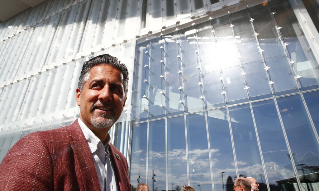 VIL MØTE MICROSOFT: Kulturminister Abid Raja (V) vil møte Microsoft, som planlegger å fjerne nynorsk fra Outlook-appen på Iphone og Ipad i slutten av juni. Foto: Terje Pedersen / NTB Scanpix VIL MØTE MICROSOFT: Kulturminister Abid Raja (V) vil møte Microsoft, som planlegger å fjerne nynorsk fra Outlook-appen på Iphone og Ipad i slutten av juni. Foto: Terje Pedersen / NTB Scanpix