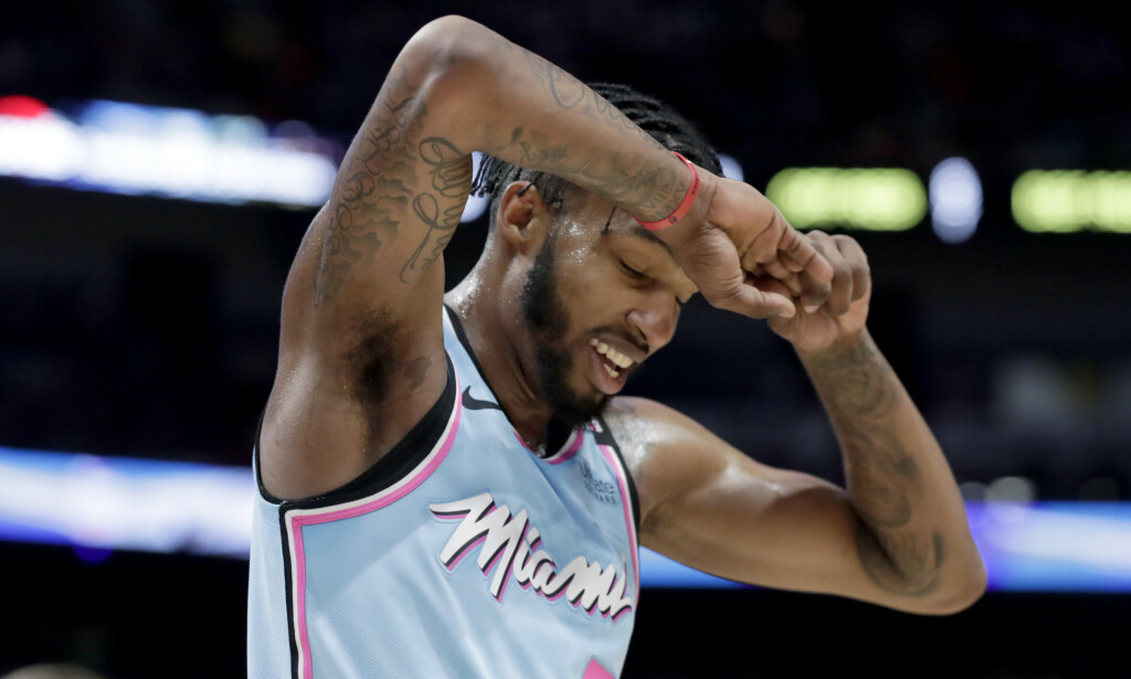 RAMMET: Miami Heats Derrick Jones Jr. Lynne skal være rammet av covid-19-sykdom. Foto: John Sladky, AP / NTB Scanpix RAMMET: Miami Heats Derrick Jones Jr. Lynne skal være rammet av covid-19-sykdom. Foto: John Sladky, AP / NTB Scanpix