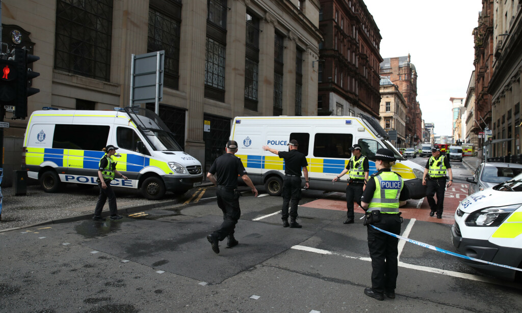 AVSTENGT: Politiet stengte av et område rundt åstedet for knivangrepet i Glasgow. Foto: NTB Scanpix AVSTENGT: Politiet stengte av et område rundt åstedet for knivangrepet i Glasgow. Foto: NTB Scanpix