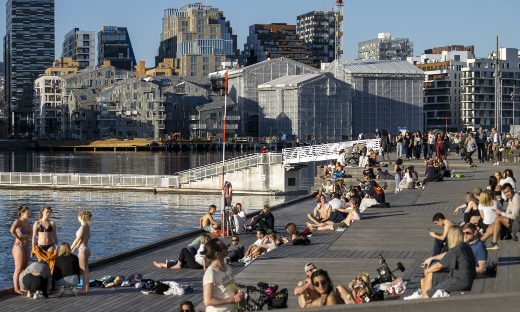 FLEST UNGE: De siste ukene har alderen på personer smittet av koronaviruset gått ned, og flest personer befinner seg i aldersgruppen 20 til 29 år, ifølge tall fra FHI. Foto: Heiko Junge / NTB Scanpix FLEST UNGE: De siste ukene har alderen på personer smittet av koronaviruset gått ned, og flest personer befinner seg i aldersgruppen 20 til 29 år, ifølge tall fra FHI. Foto: Heiko Junge / NTB Scanpix