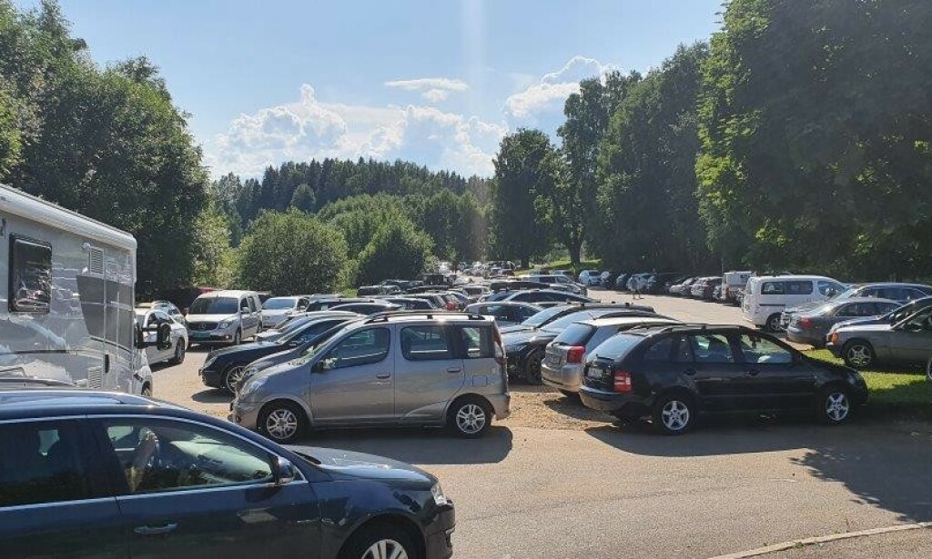 REAGERER: - Det er ganske frustrerende at man ikke kan tenke på sine medmennesker, sier operasjonsleder Tom Sandberg om «uvettig parkering» ved badeplasser og utfartssteder lørdag. Her ved Nordbytjernet. Foto: Politiet REAGERER: - Det er ganske frustrerende at man ikke kan tenke på sine medmennesker, sier operasjonsleder Tom Sandberg om «uvettig parkering» ved badeplasser og utfartssteder lørdag. Her ved Nordbytjernet. Foto: Politiet