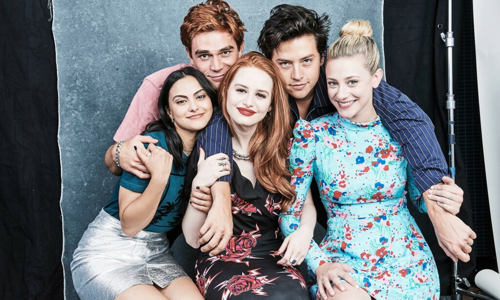 GIKK HARDT UT: Cole Sprouse (bak) og Lili Reinhart (foran til høyre) var blant dem som ble beskyldt for seksuelt overgrep. Her er de avbildet med skuespillerkollegene Camila Mendes, Madelaine Petsch og KJ Apa. Foto: NTB Scanpix GIKK HARDT UT: Cole Sprouse (bak) og Lili Reinhart (foran til høyre) var blant dem som ble beskyldt for seksuelt overgrep. Her er de avbildet med skuespillerkollegene Camila Mendes, Madelaine Petsch og KJ Apa. Foto: NTB Scanpix