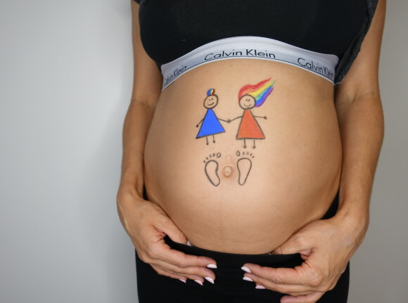 BRUKTE DONOR: Therese og Julie måtte til Danmark for å bli mammaer til Nelly. Foto: Privat BRUKTE DONOR: Therese og Julie måtte til Danmark for å bli mammaer til Nelly. Foto: Privat