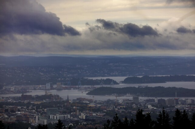 GRÅTT OG KALDT: Slik skal været bli den kommende uka. Men på onsdag og torsdag skal det lysne. Her fra toppen av Holmenkollen i Oslo tidligere i dag. Foto: Nina Hansen / DAGBLADET GRÅTT OG KALDT: Slik skal været bli den kommende uka. Men på onsdag og torsdag skal det lysne. Her fra toppen av Holmenkollen i Oslo tidligere i dag. Foto: Nina Hansen / DAGBLADET