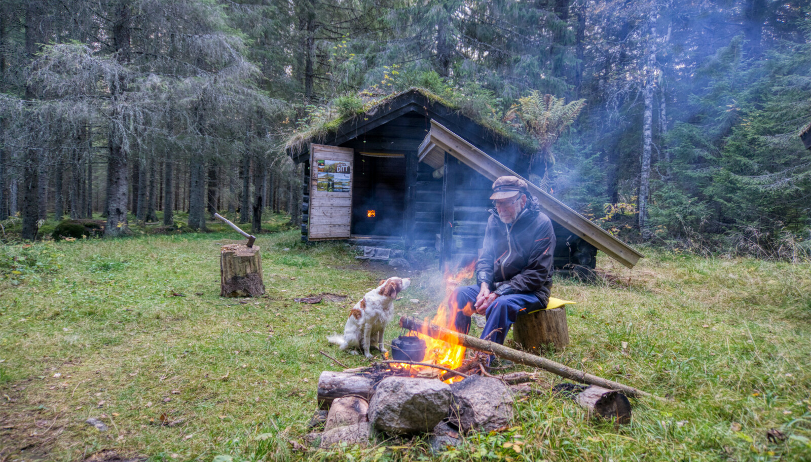 Grusetsetra i Maliskjæra naturreservat i Grue kommune i Hedmark hadde fast bosetting til midten av 1950-tallet. Nå er den vesle hytta med tilhørende gapahuk tilgjengelig for alle - helt gratis. Egil Skoglund venter på at bålkaffen skal bli klar. Ved siden av sitter hunden Atcho. Foto: Torkel Skoglund/Statskog Grusetsetra i Maliskjæra naturreservat i Grue kommune i Hedmark hadde fast bosetting til midten av 1950-tallet. Nå er den vesle hytta med tilhørende gapahuk tilgjengelig for alle - helt gratis. Egil Skoglund venter på at bålkaffen skal bli klar. Ved siden av sitter hunden Atcho. Foto: Torkel Skoglund/Statskog