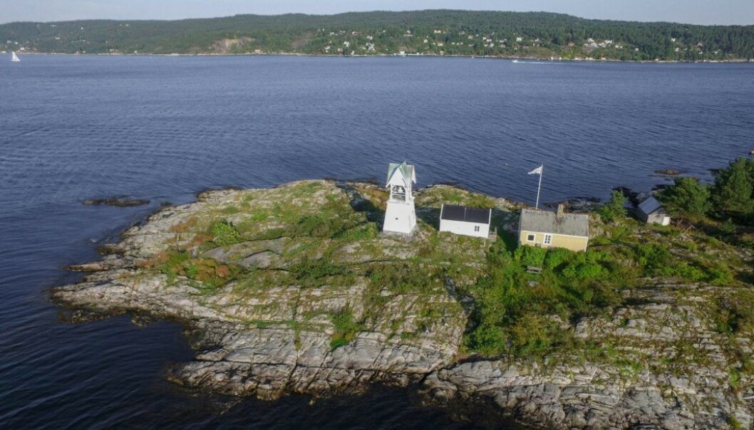 Søndre Langåra tåkeklokke har sengeplass til fem, og ligger midt i skipsleia mellom Slemmestad og Fjellstrand på Nesodden. Du kommer deg hit med ferge fra Oslo eller Drøbak. Noen få ledige døgn igjen i sommerferien, prisen er kr 1100 per natt (950 for medlemmer). Foto: Oslofjordens friluftsråd Søndre Langåra tåkeklokke har sengeplass til fem, og ligger midt i skipsleia mellom Slemmestad og Fjellstrand på Nesodden. Du kommer deg hit med ferge fra Oslo eller Drøbak. Noen få ledige døgn igjen i sommerferien, prisen er kr 1100 per natt (950 for medlemmer). Foto: Oslofjordens friluftsråd