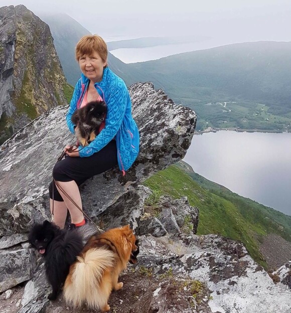 Venke Pedersen har bestandig vært aktiv i hundemiljøet og reiser mye rundt på hundeutstillinger. Hun går turer, og tre ganger i uken er det intervalltrening på helsestudio. – Jeg har vært ufattelig heldig, sier hun. Foto: Privat Venke Pedersen har bestandig vært aktiv i hundemiljøet og reiser mye rundt på hundeutstillinger. Hun går turer, og tre ganger i uken er det intervalltrening på helsestudio. – Jeg har vært ufattelig heldig, sier hun. Foto: Privat