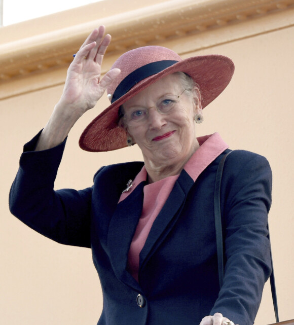 GODT LIKT: 80-åringen er en populær dronning. Nylig fik hun imidlertid hard medfart etter kontroversielt intervju. Foto: NTB Scanpix GODT LIKT: 80-åringen er en populær dronning. Nylig fik hun imidlertid hard medfart etter kontroversielt intervju. Foto: NTB Scanpix