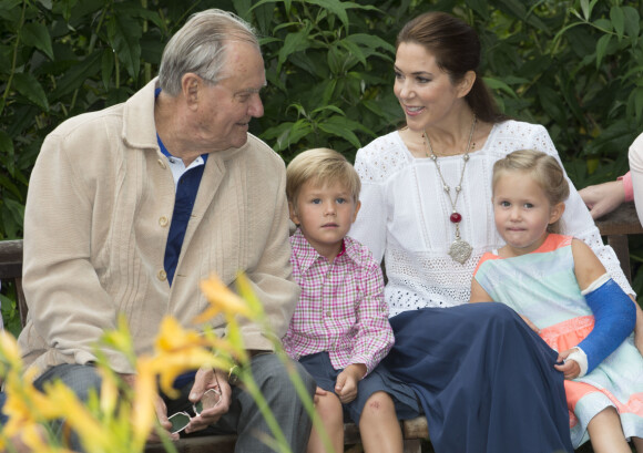 GOD BESTEFAR: Prins Henrik døde i 2018 etter en tids sykdom. Her er han fotografert sammen med svigerdatteren, kronprinsesse Mary, og de to barnebarna prins Vincent og prinsesse Josephine, i 2015. Foto: NTB Scanpix GOD BESTEFAR: Prins Henrik døde i 2018 etter en tids sykdom. Her er han fotografert sammen med svigerdatteren, kronprinsesse Mary, og de to barnebarna prins Vincent og prinsesse Josephine, i 2015. Foto: NTB Scanpix