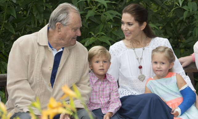GOD BESTEFAR: Prins Henrik døde i 2018 etter en tids sykdom. Her er han fotografert sammen med svigerdatteren, kronprinsesse Mary, og de to barnebarna prins Vincent og prinsesse Josephine, i 2015. Foto: NTB Scanpix GOD BESTEFAR: Prins Henrik døde i 2018 etter en tids sykdom. Her er han fotografert sammen med svigerdatteren, kronprinsesse Mary, og de to barnebarna prins Vincent og prinsesse Josephine, i 2015. Foto: NTB Scanpix