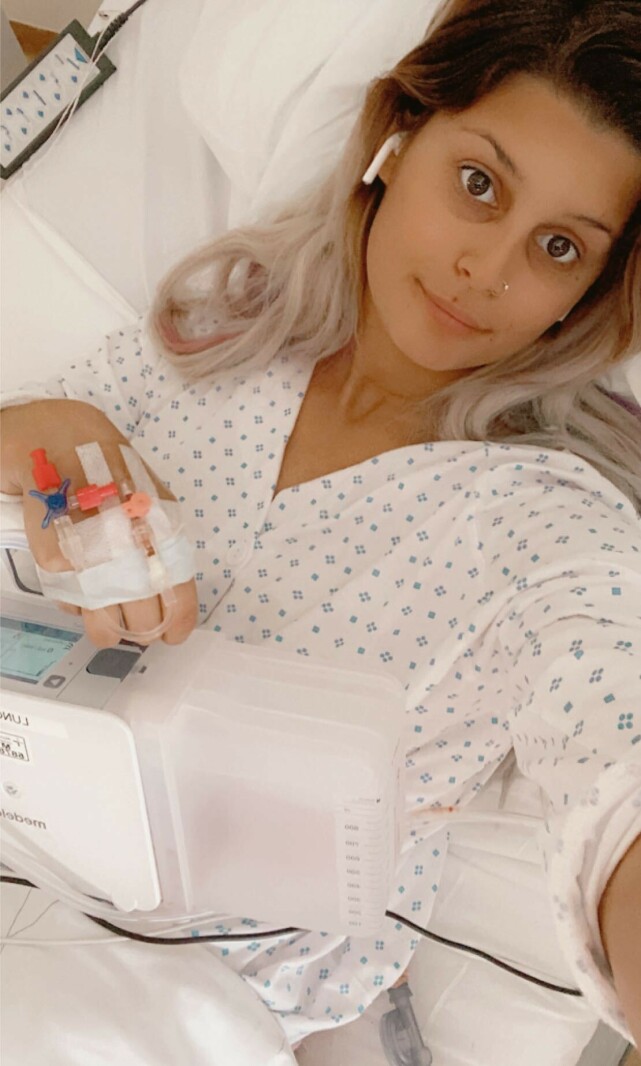 SUGER LUFT: I dag er 24-åringen hakket mer optimistisk, til tross for at hun trenger en maskin for å suge ut lufta av lungene. Foto: Privat SUGER LUFT: I dag er 24-åringen hakket mer optimistisk, til tross for at hun trenger en maskin for å suge ut lufta av lungene. Foto: Privat