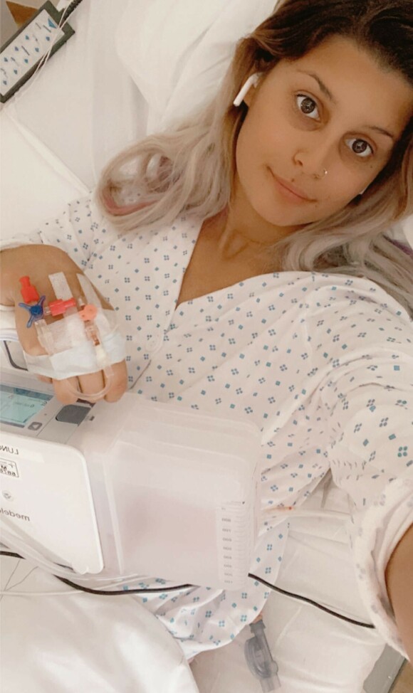SUGER LUFT: I dag er 24-åringen hakket mer optimistisk, til tross for at hun trenger en maskin for å suge ut luften av lungene. Foto: Privat SUGER LUFT: I dag er 24-åringen hakket mer optimistisk, til tross for at hun trenger en maskin for å suge ut luften av lungene. Foto: Privat