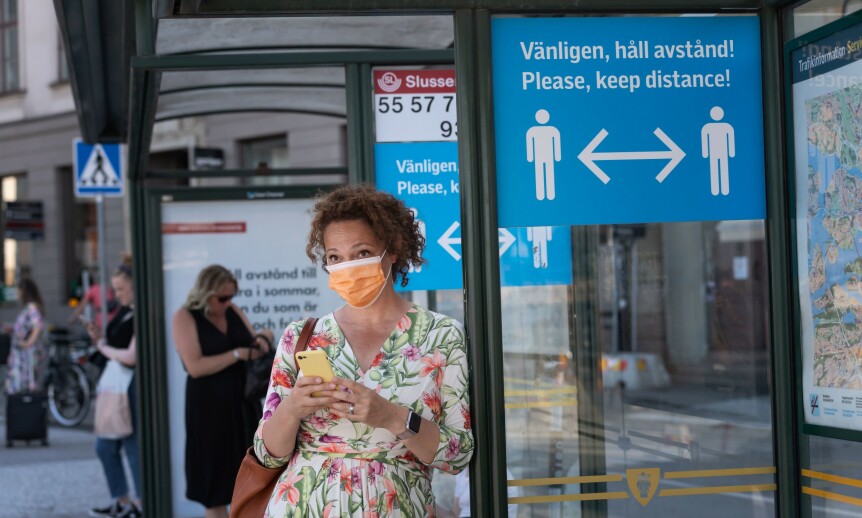 <strong>STIGENDE SMITTETALL:</strong> Til tross for myndighetenes råd, fortsetter smittetallene å øke i Sverige. Statsepidemiolog Anders Tegnell sier økningen skyldes økt testing. Foto: Stina STJERNKVIST / AFP / NTB scanpix <strong>STIGENDE SMITTETALL:</strong> Til tross for myndighetenes råd, fortsetter smittetallene å øke i Sverige. Statsepidemiolog Anders Tegnell sier økningen skyldes økt testing. Foto: Stina STJERNKVIST / AFP / NTB scanpix