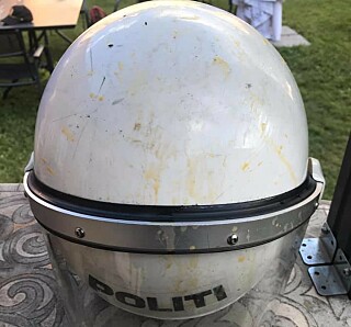 STEIN: En tjenesteperson uten hjelm ble truffet av stein. Foto: Politiet i Trondheim STEIN: En tjenesteperson uten hjelm ble truffet av stein. Foto: Politiet i Trondheim