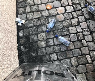 FISKEKAKE: Fiskekaker ble også kastet mot politiet. Foto: Politiet i Trondheim FISKEKAKE: Fiskekaker ble også kastet mot politiet. Foto: Politiet i Trondheim