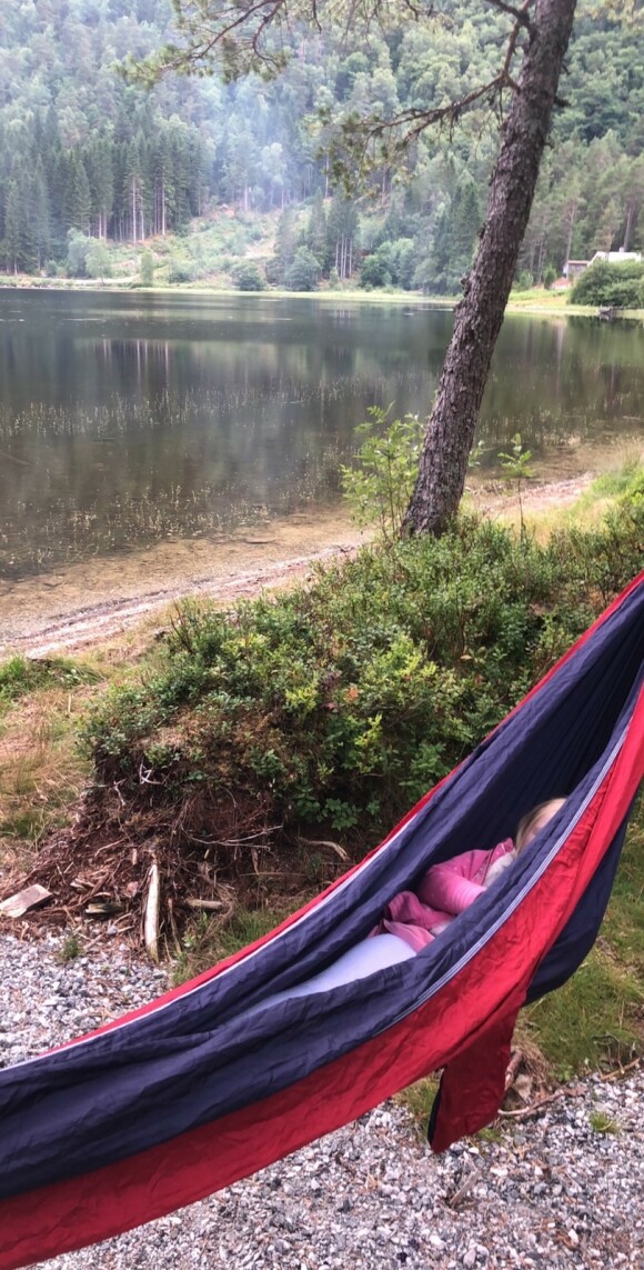 HENGEKØYE: - Både små og store syns det å sove i hengekøye er helt magisk, sier Silje Sandmæl. Foto: Privat HENGEKØYE: - Både små og store syns det å sove i hengekøye er helt magisk, sier Silje Sandmæl. Foto: Privat
