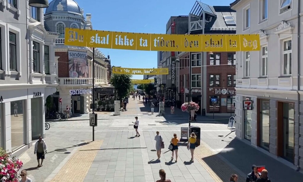 Provosert: Denne installasjonen i Kristiansands gågate fikk Tommy Sharif til å se rødt. Foto: Skjermdump / Facebook Provosert: Denne installasjonen i Kristiansands gågate fikk Tommy Sharif til å se rødt. Foto: Skjermdump / Facebook