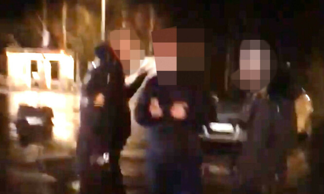URO: Politiet holdt personene på avstand med batonger. På videoen dytter en av politifolkene til en person. Video: Privat. URO: Politiet holdt personene på avstand med batonger. På videoen dytter en av politifolkene til en person. Video: Privat.