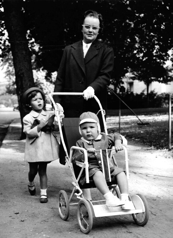SOM EN MOR: Prinsesse Caroline av Monaco har vært åpen om at hun lenge hadde et nærere forhold til nannyen Maureen Wood, enn foreldrene. Her er prinsessen og broren prins Albert fotografert med barnepiken Maureen i 1961. FOTO: NTB scanpix SOM EN MOR: Prinsesse Caroline av Monaco har vært åpen om at hun lenge hadde et nærere forhold til nannyen Maureen Wood, enn foreldrene. Her er prinsessen og broren prins Albert fotografert med barnepiken Maureen i 1961. FOTO: NTB scanpix