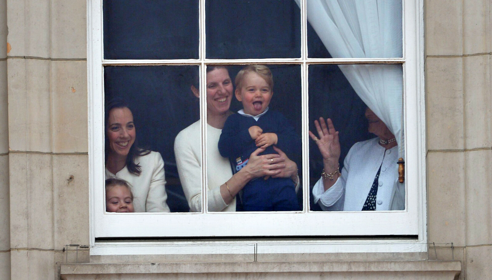 HJERTELIG: Prins George lagde ablegøyer under Trooping the Colour-seremonien på Buckingham Palace i 2015. Han koste seg i armene til barnepiken Maria Teresa Turrion Borrallo. FOTO: NTB scanpix HJERTELIG: Prins George lagde ablegøyer under Trooping the Colour-seremonien på Buckingham Palace i 2015. Han koste seg i armene til barnepiken Maria Teresa Turrion Borrallo. FOTO: NTB scanpix