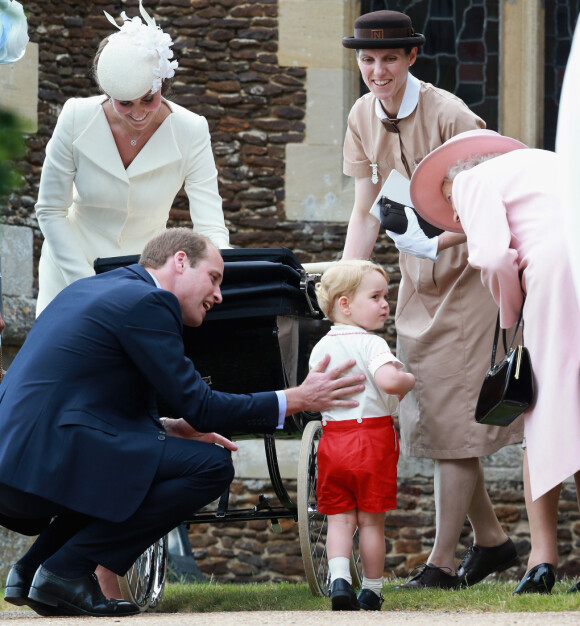 DELAKTIG: Barnepike Maria Borrallo med dronning Elizabeth, prins William, hertuginne Kate og prins George, under prinsesse Charlottes barndåp i 2015. FOTO: NTB scanpix DELAKTIG: Barnepike Maria Borrallo med dronning Elizabeth, prins William, hertuginne Kate og prins George, under prinsesse Charlottes barndåp i 2015. FOTO: NTB scanpix
