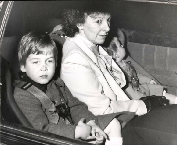 BARNEPIKE: Prins William og prins Harry på vei til et juleselskap på Windsor slott i 1985. I midten sitter guttenes barnepike Barbara Barnes. FOTO: NTB scanpix BARNEPIKE: Prins William og prins Harry på vei til et juleselskap på Windsor slott i 1985. I midten sitter guttenes barnepike Barbara Barnes. FOTO: NTB scanpix